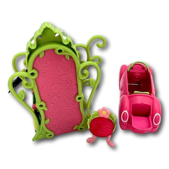 Hasbro Strawberry Shortcake Lot 5 includes 3 Dolls Car Wardrobe plus Accessories - Picture 5 of 6